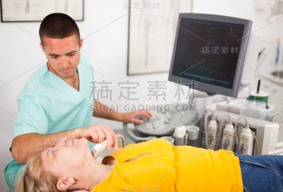 男子超声波检查女病人