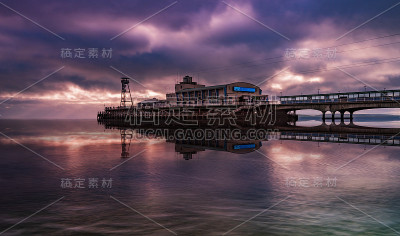 夕阳照耀下的伯恩茅斯码头