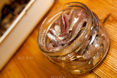 罐装的腌鱼和凤尾鱼