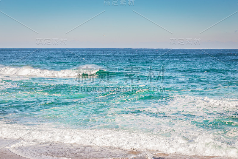 大海，海浪和岩石