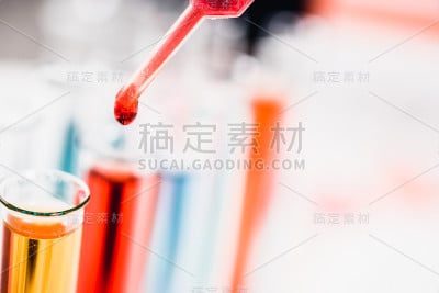 药物发现，药理学和生物技术概念。装有样品滴的试管和移液管。实验室科学背景。