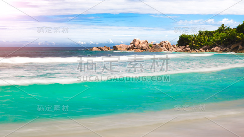 棕榈和热带海滩全景。塞舌尔岛的海滩