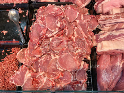 在肉店出售的一堆生猪肉
