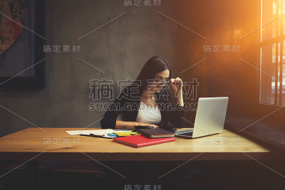 自信的女企业家查看邮箱