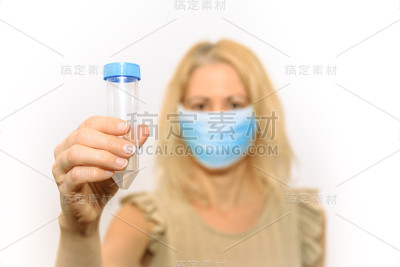 拿着试管的女研究员