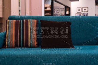 灰色沙发上五颜六色的枕头