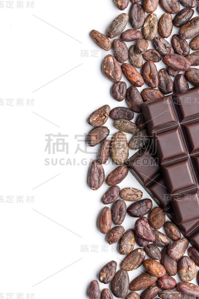 黑巧克力棒和可可豆