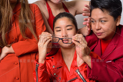 一群不同的亚洲朋友在一起滑稽的挣扎处境