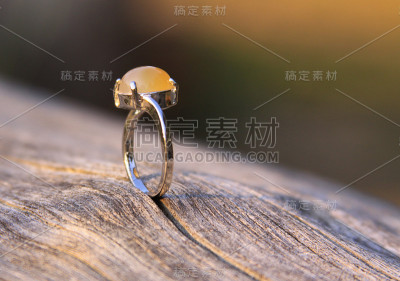 女人戒指上镶嵌着玉髓玛瑙宝石