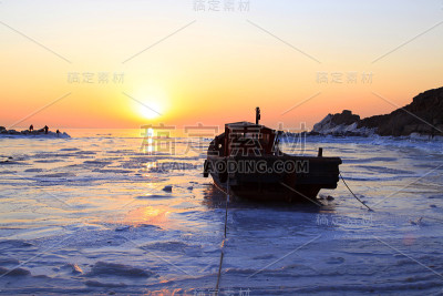 傍晚的海上渔船