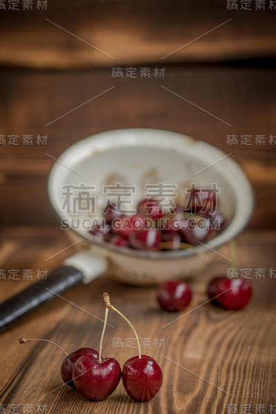 滤锅里的樱桃