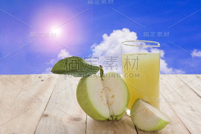 番石榴汁和新鲜番石榴木背景