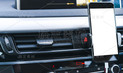 智能手机在汽车中使用导航或GPS。驾驶一辆装有智能手机的汽车。手机与隔离白色屏幕。空白的空屏幕。副本