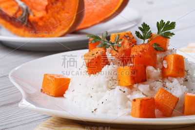 有南瓜特写的意大利调味饭。
