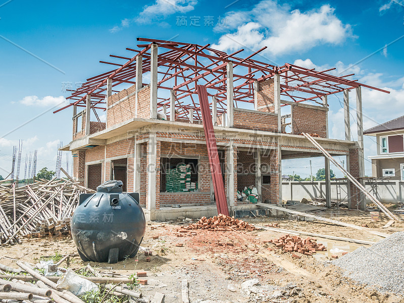 房屋建筑结构在施工现场与云和蓝天