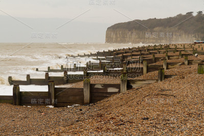 暴风雨的英国海滩与groynes