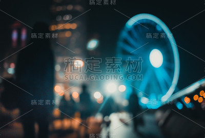 摘要散景背景下的人们在夜晚的滨水上行走