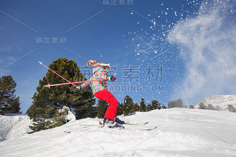 女滑雪者在雪山中运动