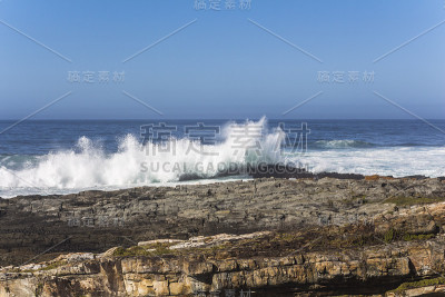 南非Tsitsikamma国家公园海岸上的巨浪