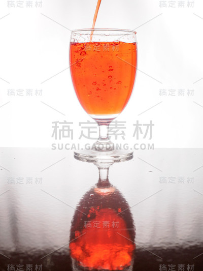 加水的酒杯