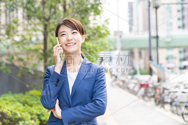 在电话中交谈的亚洲妇女