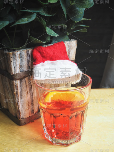 苹果酒和圣诞帽