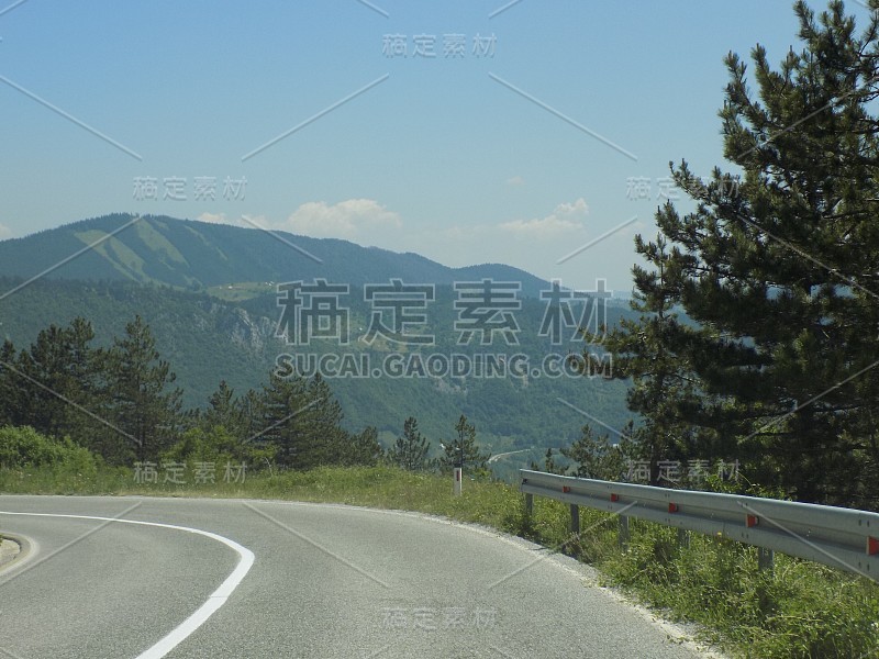 蜿蜒的道路穿过山