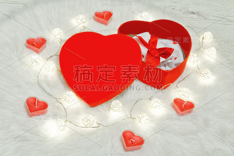 打开心形的礼盒。内衣、蜡烛和花环