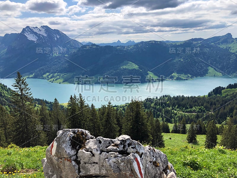 瑞士施维茨的内塔尔州瓦格塔尔湖(Waegitalersee)，在瓦格塔尔河谷或威格特尔山谷徒步旅行和