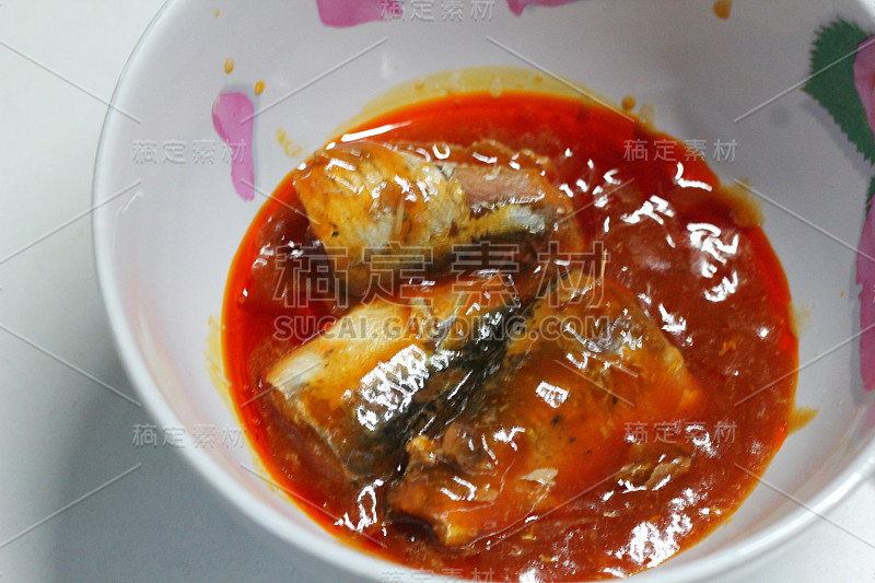 沙丁鱼罐头制成的廉价食品。