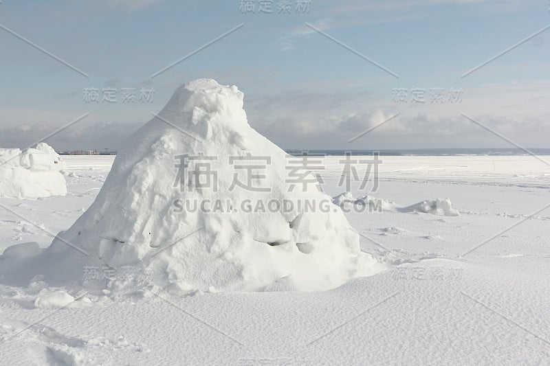 冬季，俄罗斯新西伯利亚的一座冰屋建在一个积雪的水库上