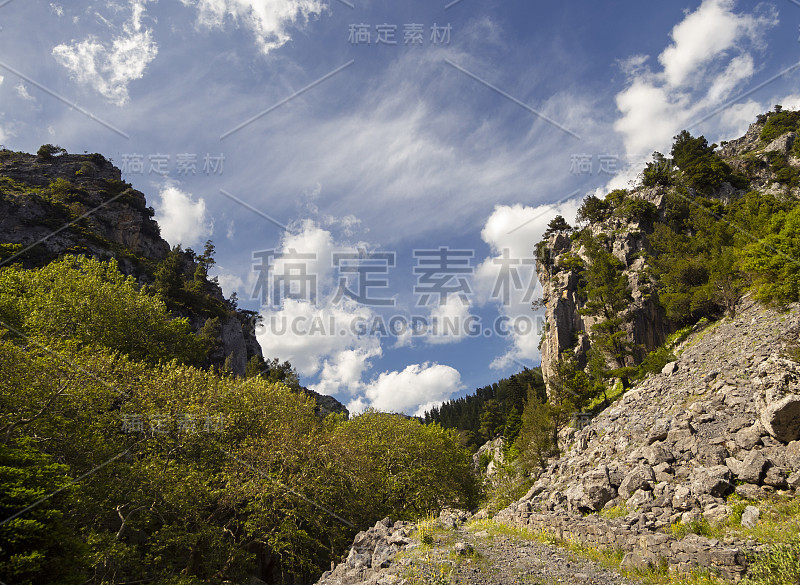 希腊埃维亚岛的阿加利峡谷徒步旅行路线