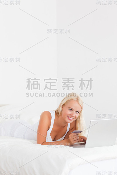 一个女人在网上购物的肖像