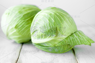 新鲜卷心菜的头。