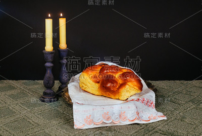 安息日的形象。白面包，木桌上的烛台。闪闪发光的叠加