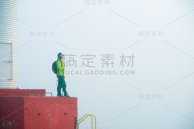 女徒步旅行者欣赏灯塔附近山顶的景色