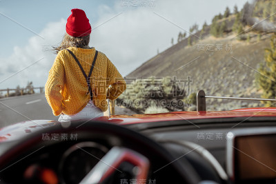 在山路上开车旅行的妇女