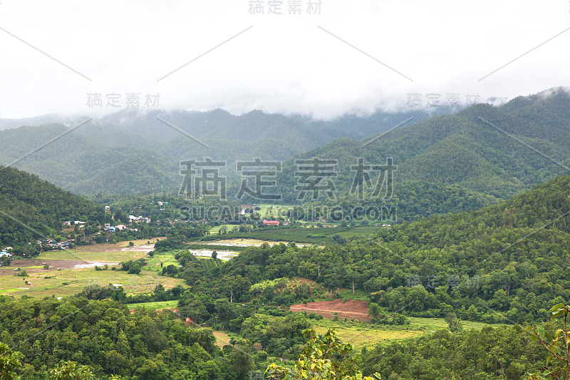 泰国湄南河孔木寺的全景