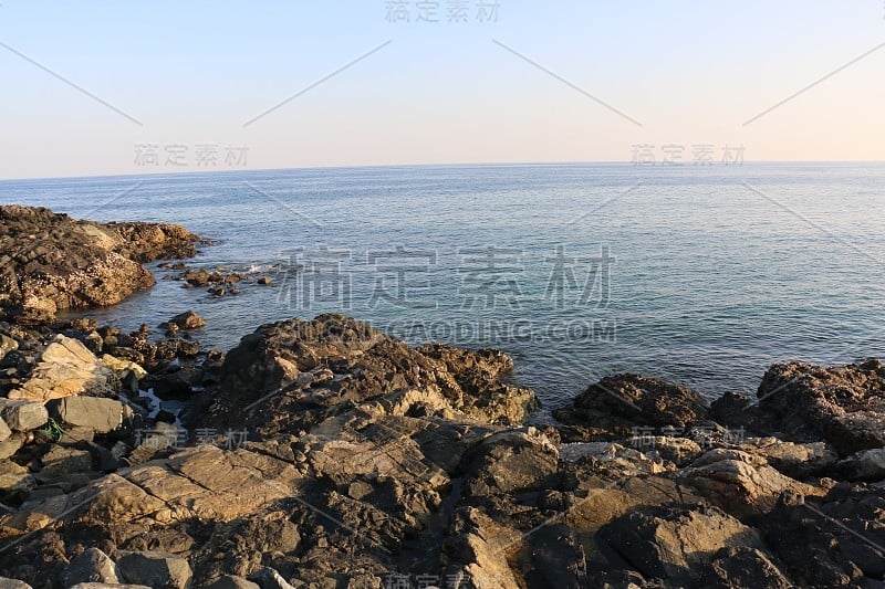 海的地平线，海浪在富查伊拉岩石海滩和傍晚的天空，富查伊拉，阿拉伯联合酋长国