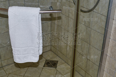 毛巾和淋浴间