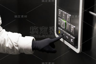 女性用盲文按电梯按钮