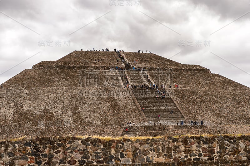 特奥蒂瓦坎的太阳金字塔(Piramide del Sol)，它是一个古老的中美洲城市。联合国教科文组