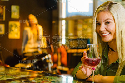 酒吧里拿着酒杯的女孩