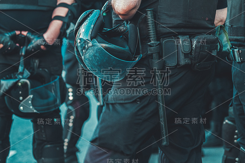 身穿全套战斗制服的警察