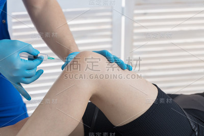 医生给病人的膝关节注射。打到膝盖