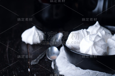 美味原味的香草蛋白酥饼