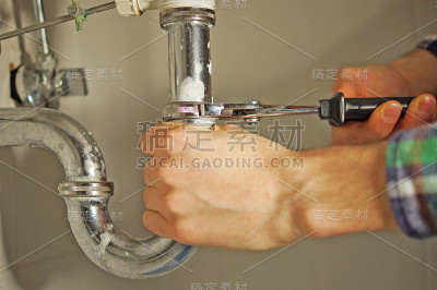 水管工在工作