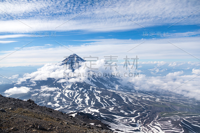 俄罗斯堪察加半岛的科里亚克斯基火山。位于堪察茨基petropavlovsk市北部35公里处的活火山。