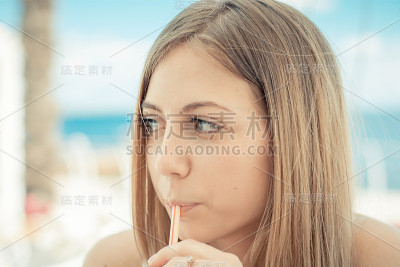 喝小管鸡尾酒的女人
