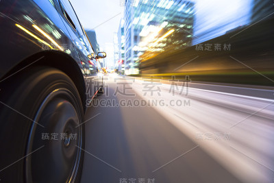 在夕阳下的城市里开车。